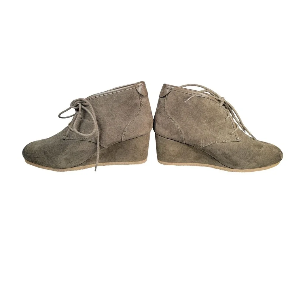 Maypole Wedge Ankle Bootie Womens Size 11 Olive Green Faux Suede Lace up‎
